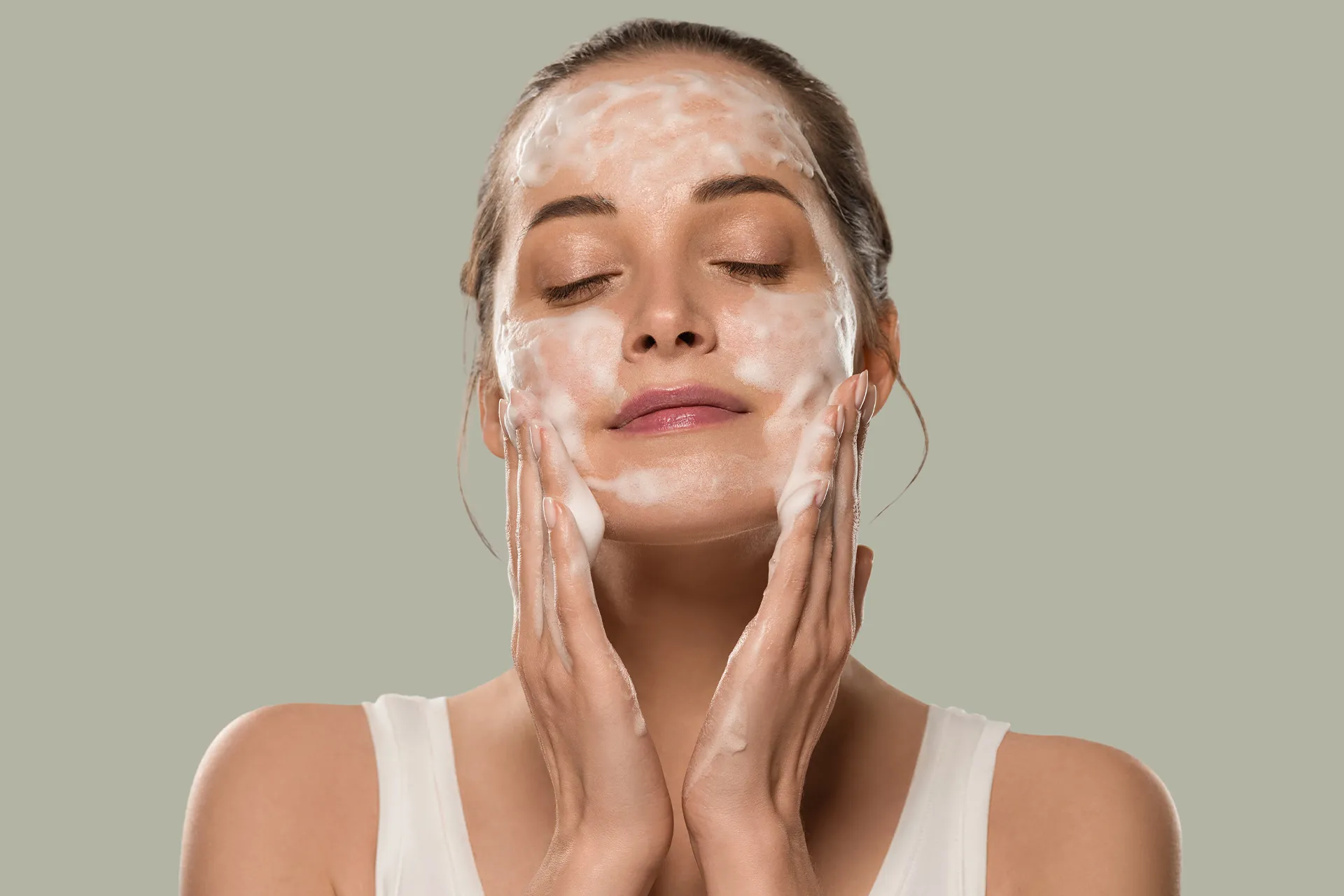 Sanfte Gesichtsreinigung mit Reinigungsschaum bei verstopften Poren