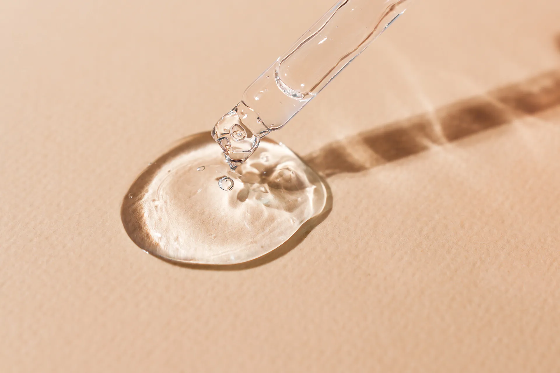 Hyaluron Serum Textur mit Pipette – Wirkstoff für Anti-Aging ohne Botox