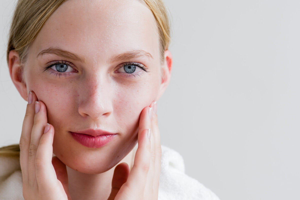 Ruhige Gesichtshaut nach Pflege mit Salicylsäure Peeling